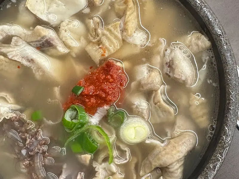 양념장이 올려진 국밥