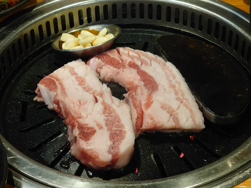 불판 위의 삼겹살