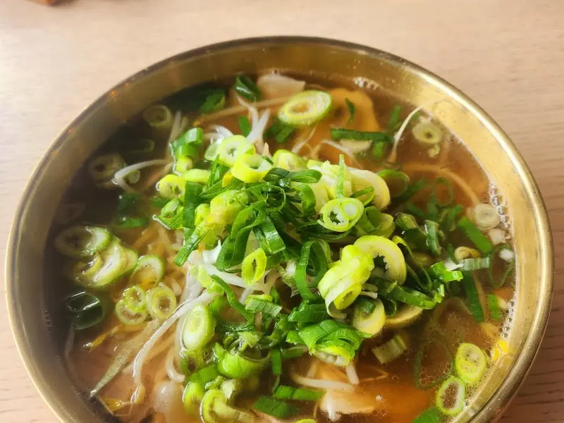 송송 썰은 파가 듬뿍 올라간 돼지곰탕