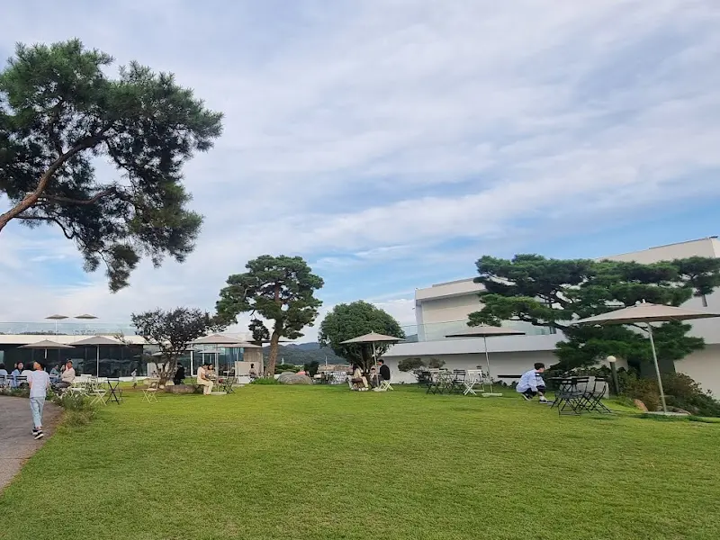 함안 뜬 카페 야외 정원