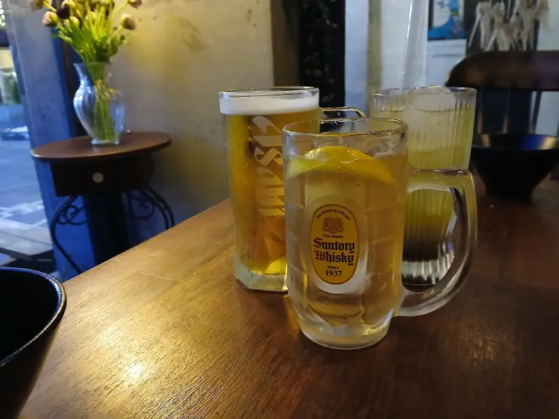 시원한 하이볼 한 잔