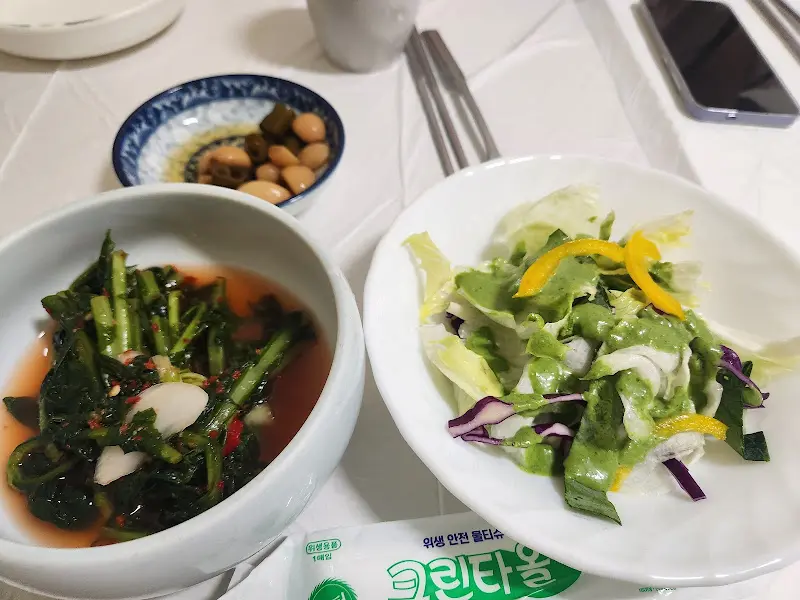 정갈한 곁들임 반찬