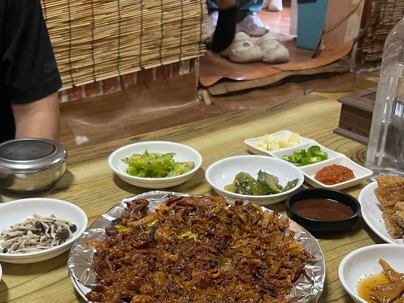 윤기가 흐르는 돼지석쇠구이