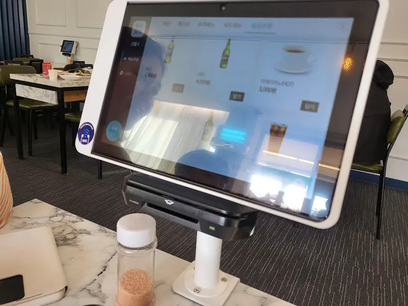 테이블 위 키오스크