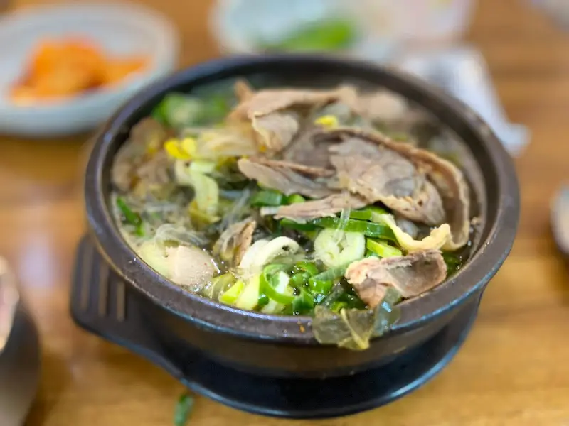뚝배기 안을 가득 채운 해장국의 푸짐한 건더기