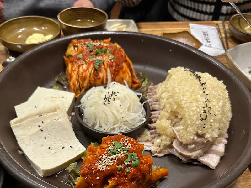 마늘 보쌈 한 상 차림. 푸짐한 양과 다채로운 색감이 식욕을 자극한다.