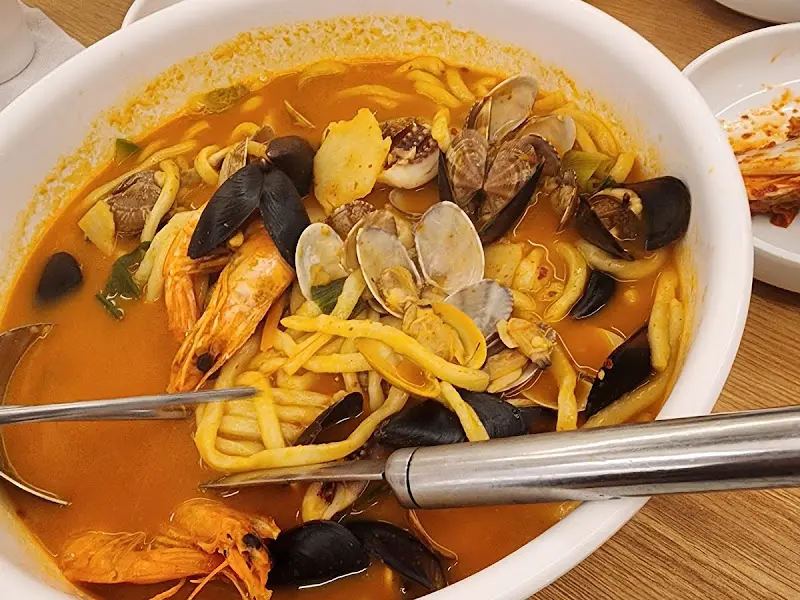 해물이 가득한 얼큰 칼국수