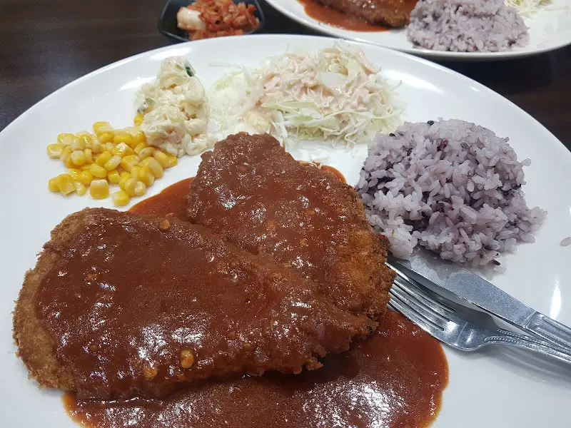 돈까스 정식, 샐러드와 밥까지 완벽!