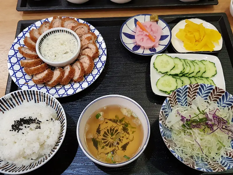 깔끔하게 차려진 돈까스 정식