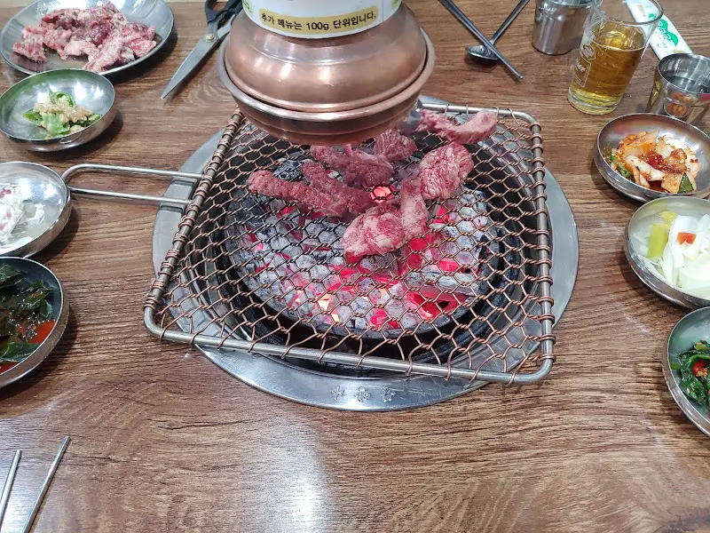 숯불 위에서 구워지는 한우 생갈비