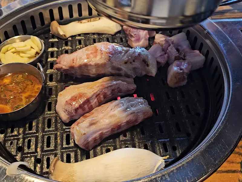 육정가 고기 굽는 모습