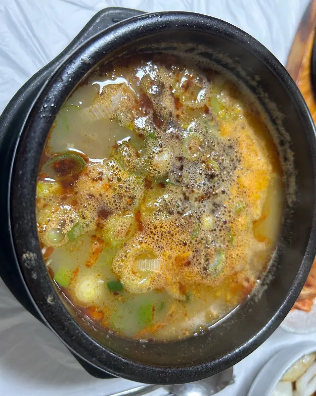 푸짐한 순대와 고기가 가득한 순대국