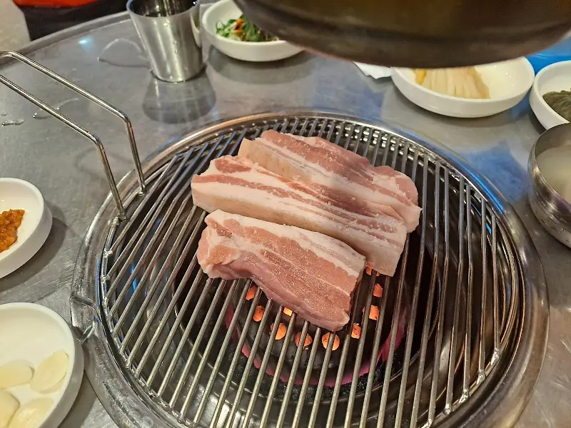 불판 위에 올려진 오겹살