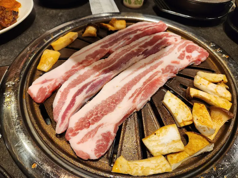 숯불 위에 구워지는 삼겹살