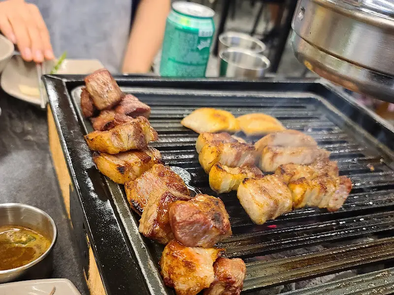 잘 익어가는 흑돼지 근고기