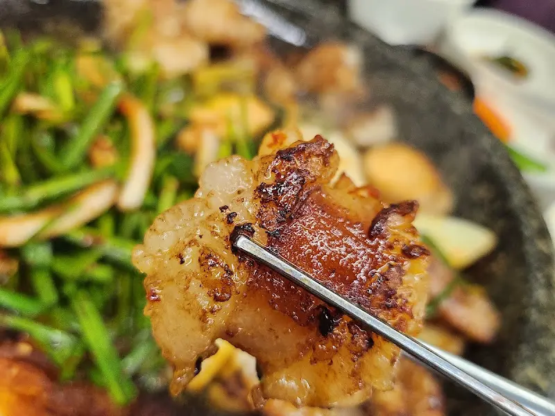 집게로 곱창을 들어올리는 모습