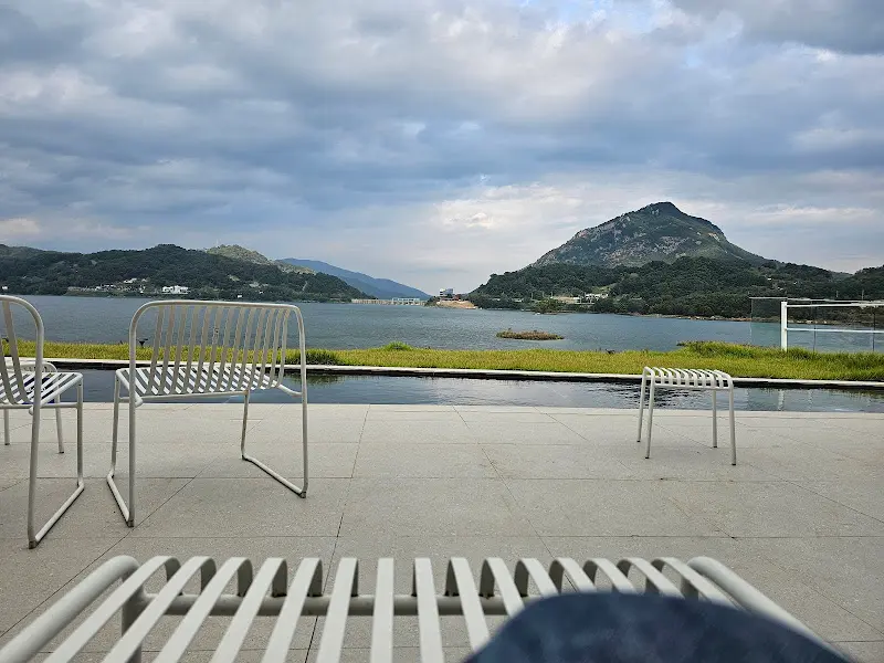 로우풀 외부 좌석