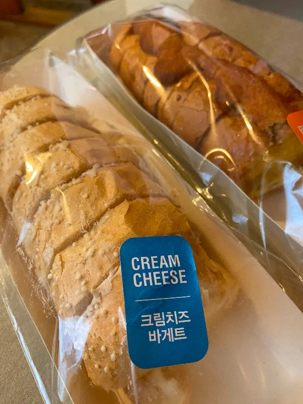 크림치즈 바게트와 마늘 바게트