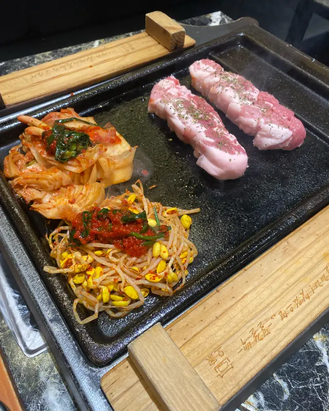 무쇠철판 위 삼겹살과 김치, 콩나물