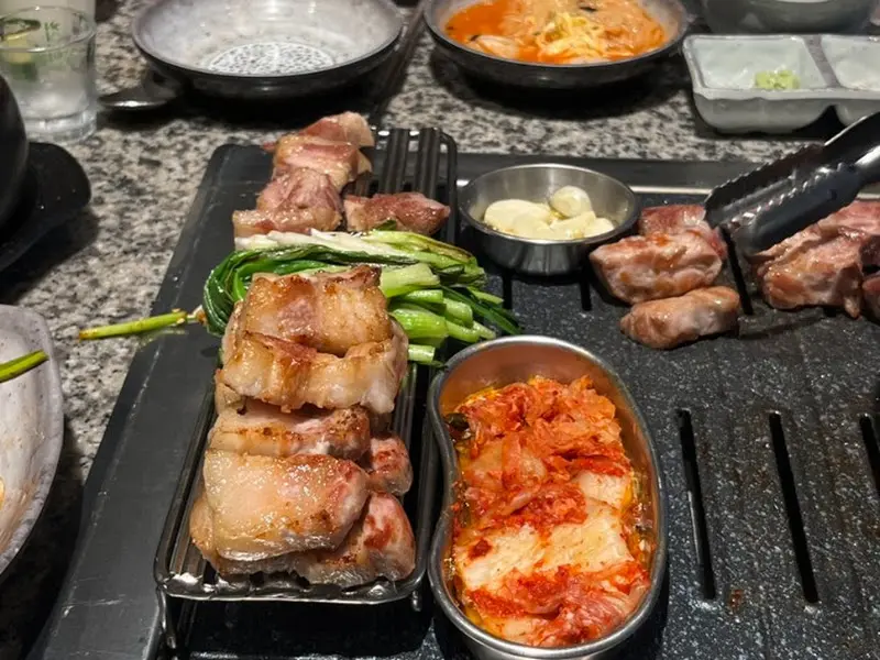 숯불 위에 구워진 고기