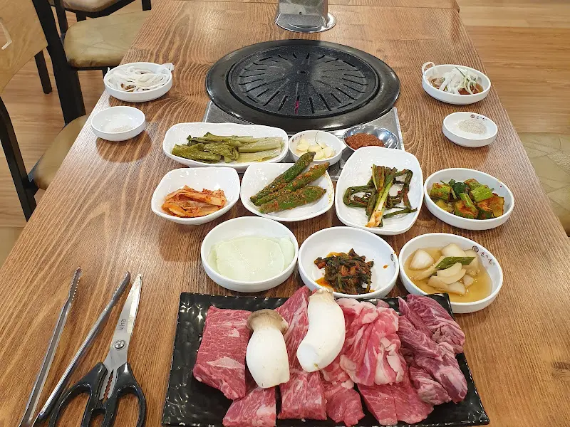 프라임소야 숯불소고기 성남본점의 테이블 전체샷