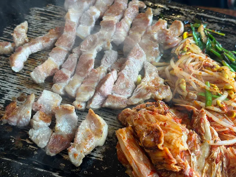 다채로운 재료와 함께 구워지는 삼겹살