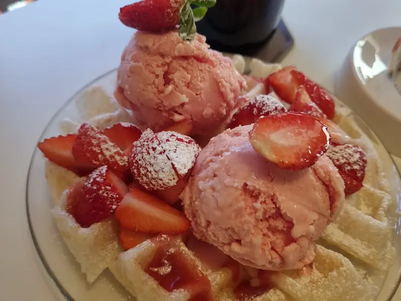 인절미 와플 위에 올려진 딸기와 아이스크림