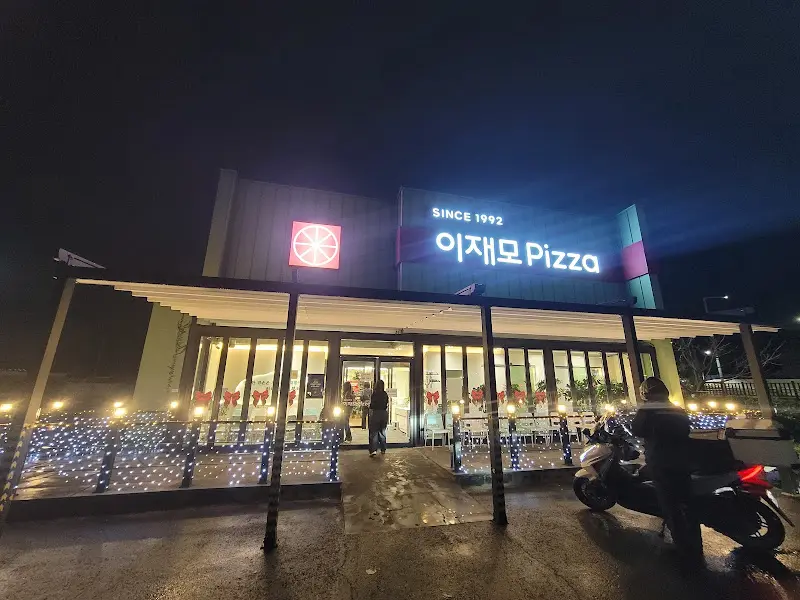 먹돌 외부 야경