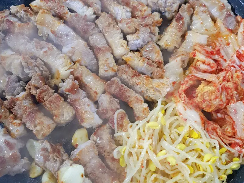 구워진 삼겹살과 김치, 콩나물