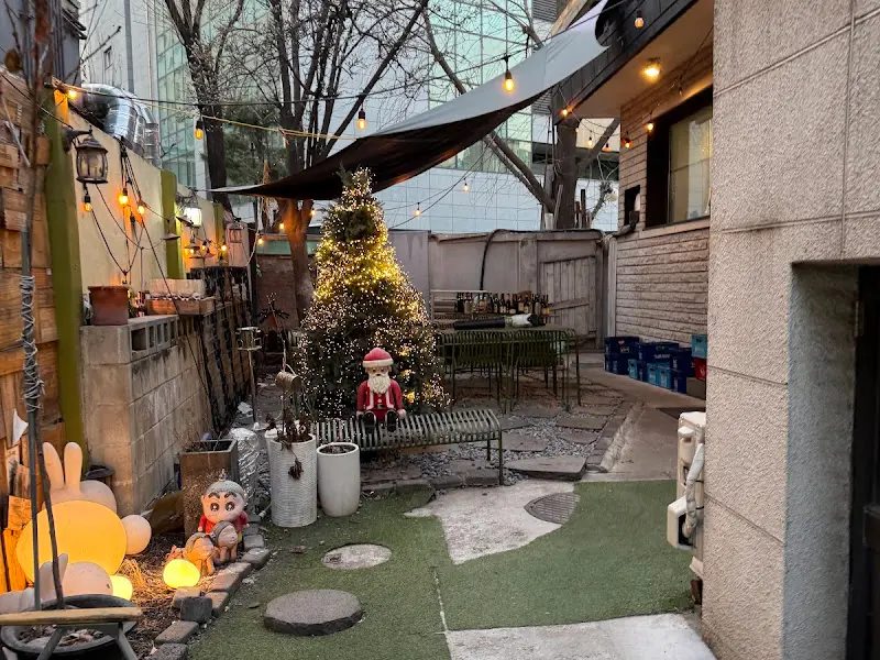 민정식당 외부 정원의 모습