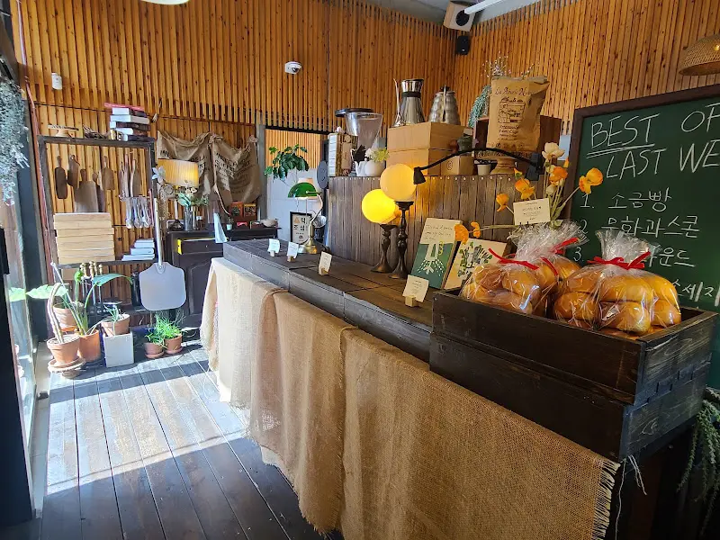 다양한 빵과 디저트가 진열된 모습