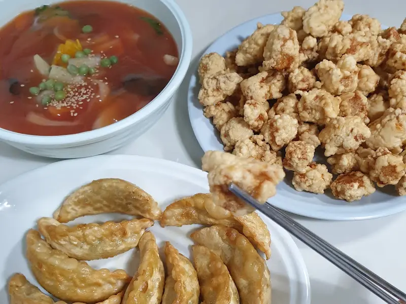 짜장면, 탕수육, 군만두가 놓인 테이블 전체 샷