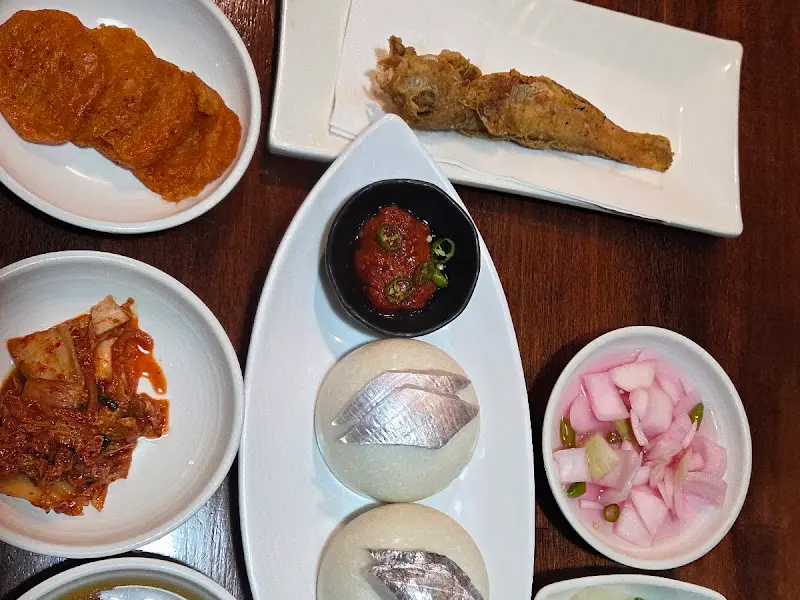 다채로운 반찬 구성