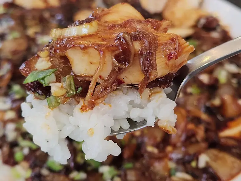 숟가락 위에 올려진 뽈살과 밥