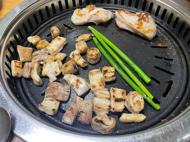 불판 위의 막창과 항정살