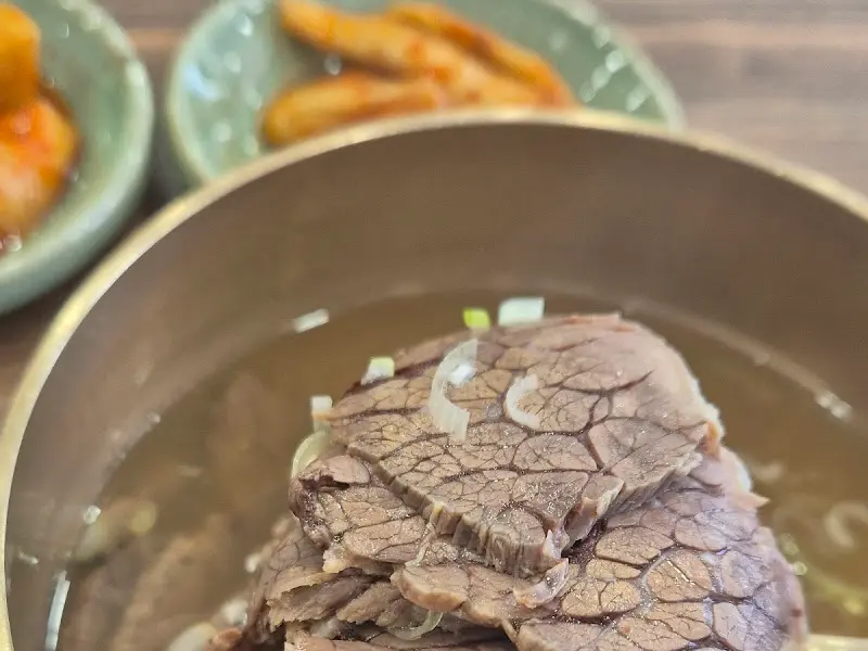 곰탕 국물 속에 잠겨있는 부드러운 고기