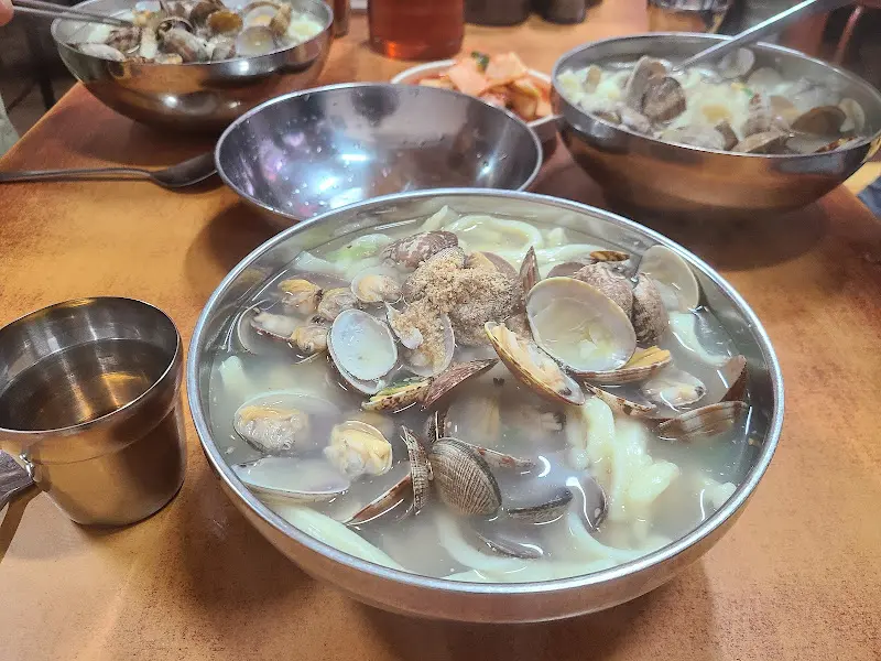 테이블 위 칼국수