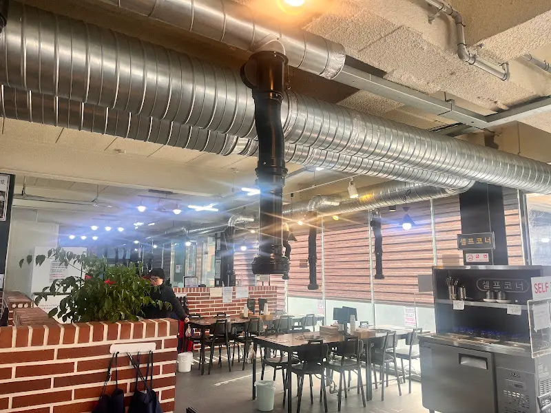 넓고 깔끔한 매장 내부