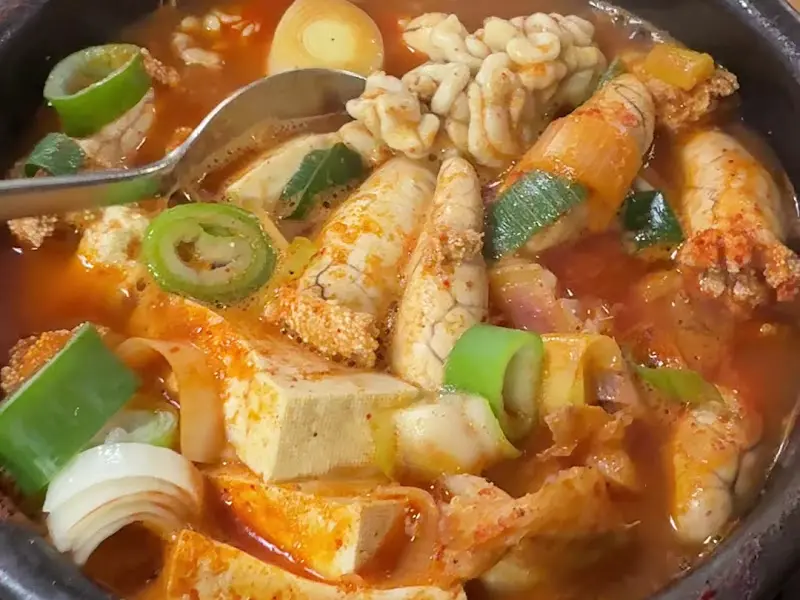 알과 내장이 가득한 동태내장탕