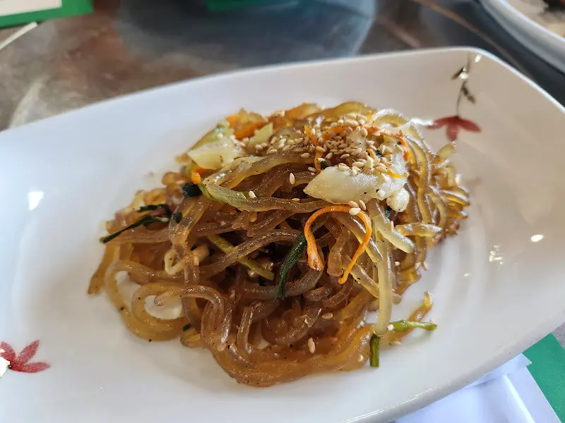 윤기 자르르 흐르는 잡채의 모습