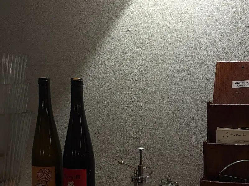 벽에 걸린 와인병과 와인잔