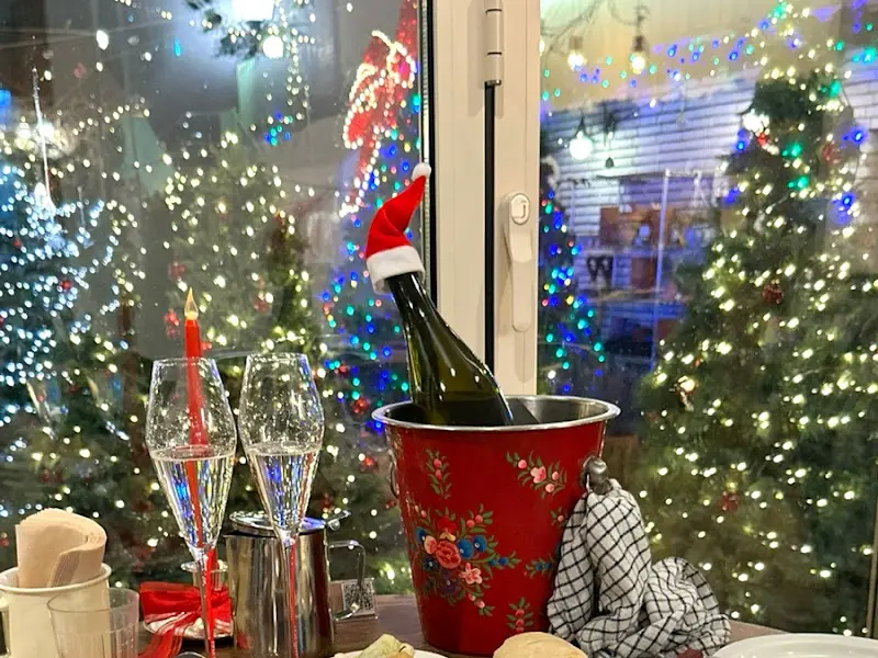 크리스마스 분위기로 연출된 실내