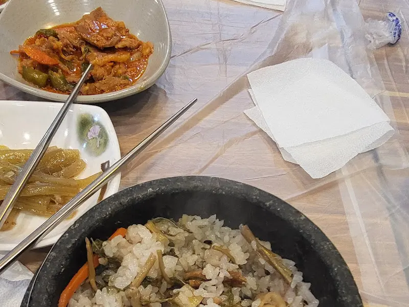 돌솥밥과 반찬들