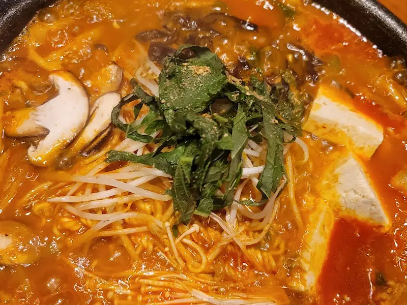 전골에 들어간 다양한 재료들