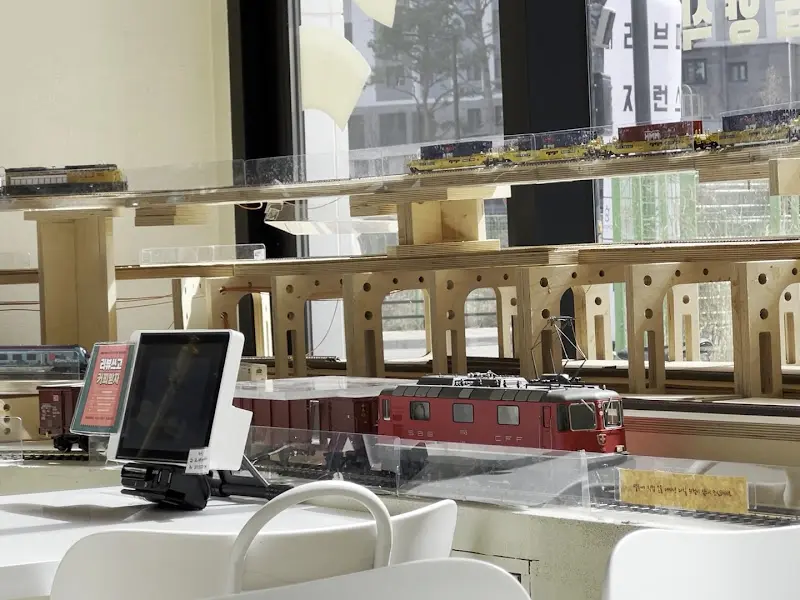 기차가 지나다니는 레일