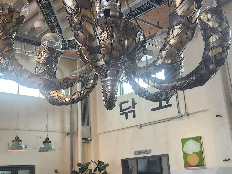 천장에 매달린 샹들리에