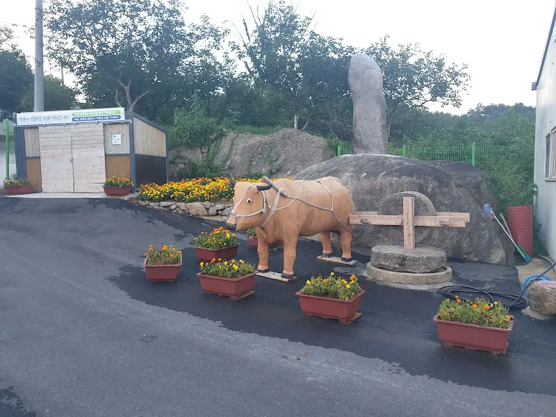 주막 앞에 있는 소 모형