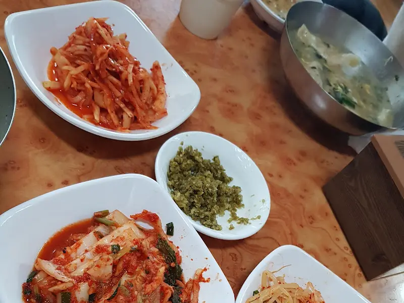 만두국과 밑반찬 한 상 차림