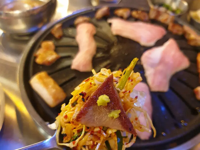 양배추 겉절이와 함께 즐기는 돼지고기