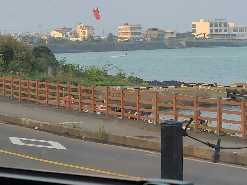 식당에서 바라본 제주 동쪽 바다 풍경